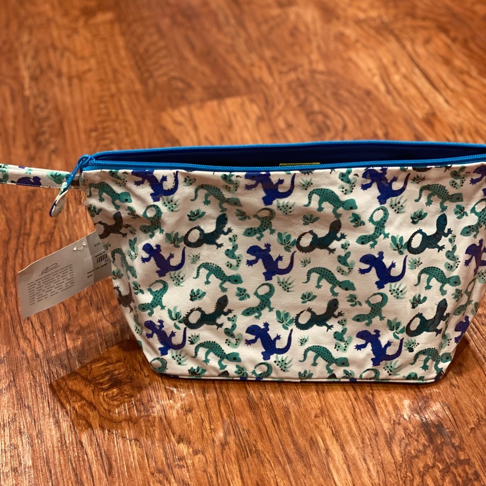 Roller rabbit toiletry case .